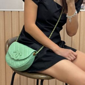 샤넬 캐비어 반달플랩백 그린