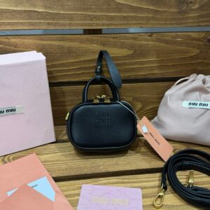 미우미우 고급 마이크로 가죽 미니백 블랙