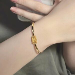 셀린느 트리옹프 아티큘레이티드 팔찌 골드 피니시 브라스 골드