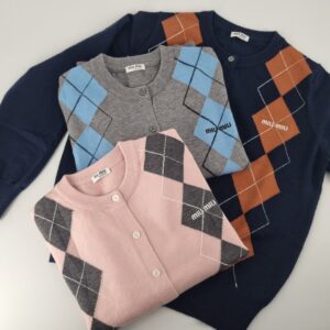 미우미우 아가일 라운드 가디건(여성)