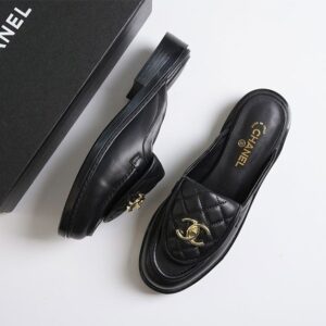 샤넬 CC 로고 퀄팅 턴락 뮬 클로그 여성 슬리퍼