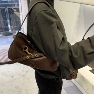 미우미우 아방뛰르 숄더백